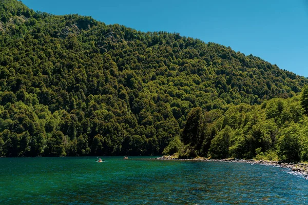 Мальовничий Вид Людей Які Купаються Озері Оточений Пишними Зеленими Гірськими — стокове фото