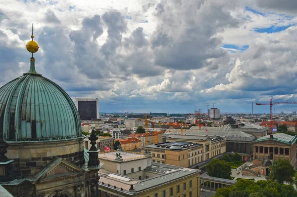 德国首都柏林的空中全景 白天乌云密布 — 图库照片