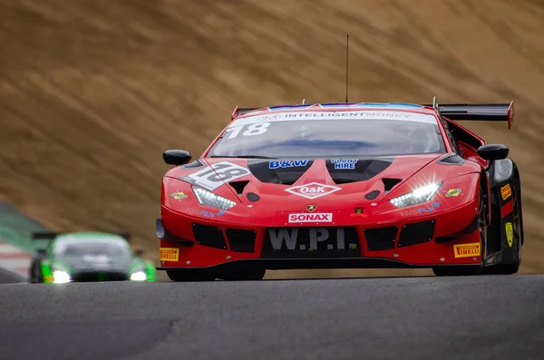 Tiro Ângulo Baixo Lamborghini Carro Vermelho Claro Durante Corrida Campeonato — Fotografia de Stock