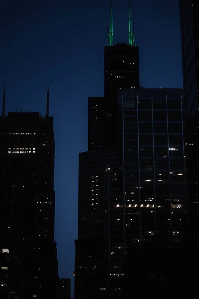 Plano Vertical Edificio Moderno Chicago Durante Noche —  Fotos de Stock