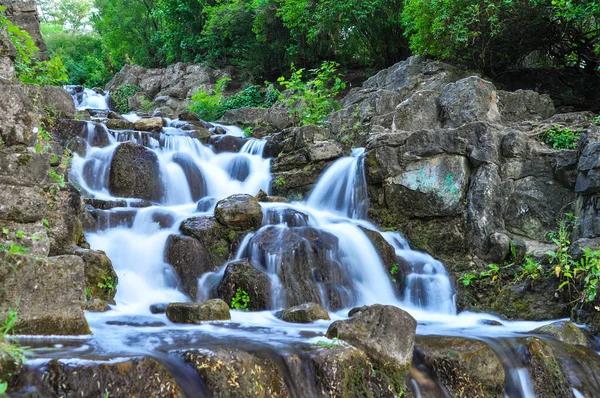 Een Schilderachtig Uitzicht Een Kleine Waterval Die Rotsen Het Groene — Stockfoto