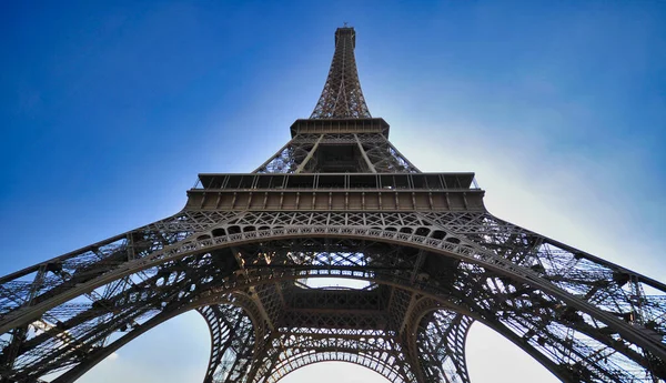 Alacsony Szögű Felvétel Eiffel Toronyról Fényes Égbolttal Szemben — Stock Fotó