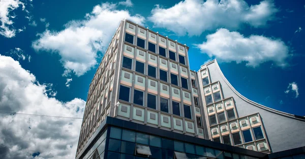 Låg Vinkel Byggnad Organs Flanders Lägenhet Komplex Mot Molnig Blå — Stockfoto