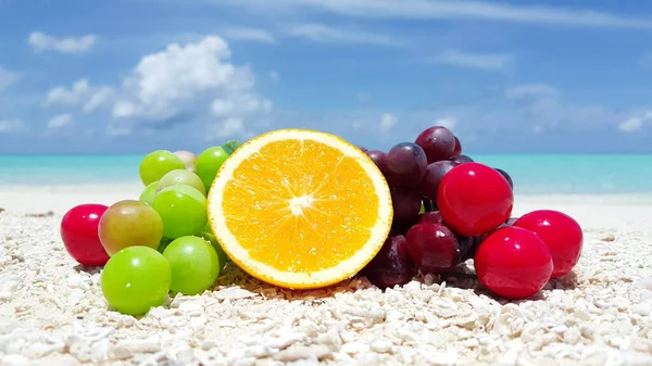 Eine Nahaufnahme Von Orangen Und Trauben Einem Sandstrand — Stockfoto