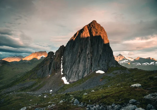 Uma Bela Cena Icônico Topo Montanha Segla Senja Noruega Com — Fotografia de Stock