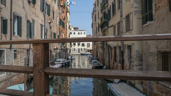 Река Лодками Зданиями Солнечный День Венеции Италия — стоковое фото