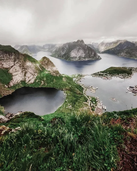ノルウェーのロフトテン諸島の高い山と海の水の空中ショット — ストック写真
