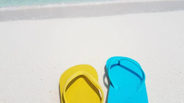 Primo Piano Infradito Colorate Una Spiaggia Sabbia Sotto Luce Del — Foto Stock