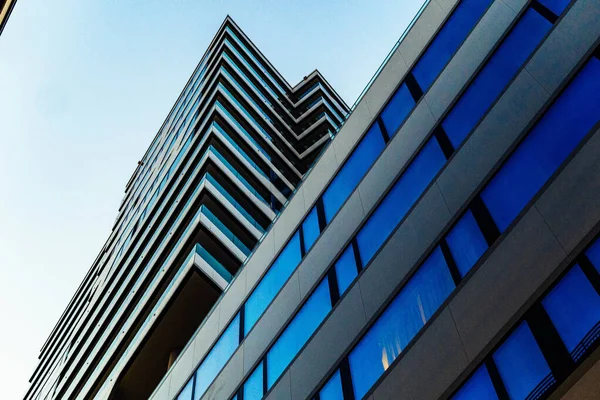 Plano Ángulo Bajo Edificio Moderno Con Ventanas Azules Alemania — Foto de Stock