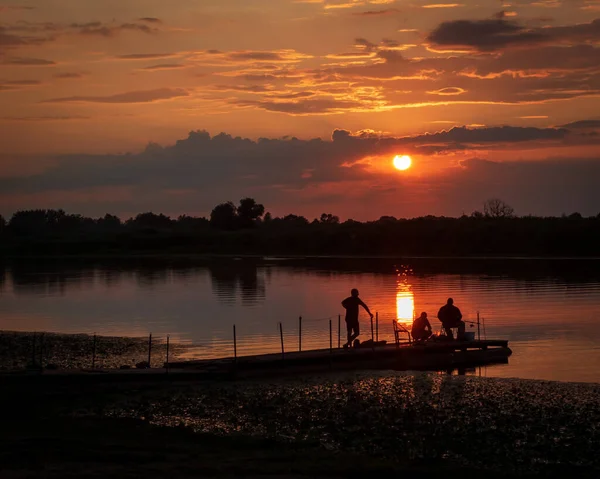 Ein Wunderschöner Sonnenuntergang Der Sich Wasser Des Flusses Widerspiegelt Mit — Stockfoto