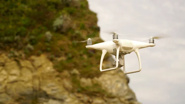 飛行中に捕捉された無人機の選択的焦点ショット — ストック写真