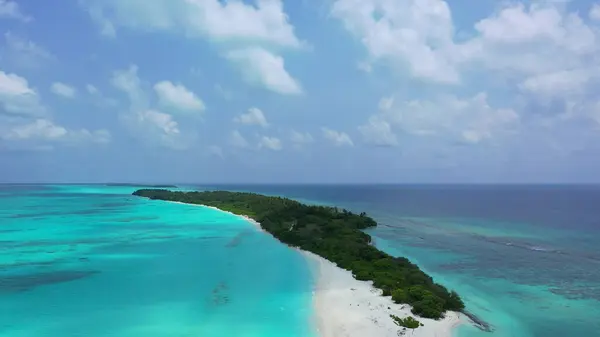 Eine Kleine Grüne Insel Inmitten Der Transparenten Blauen Meereslandschaft Einem — Stockfoto