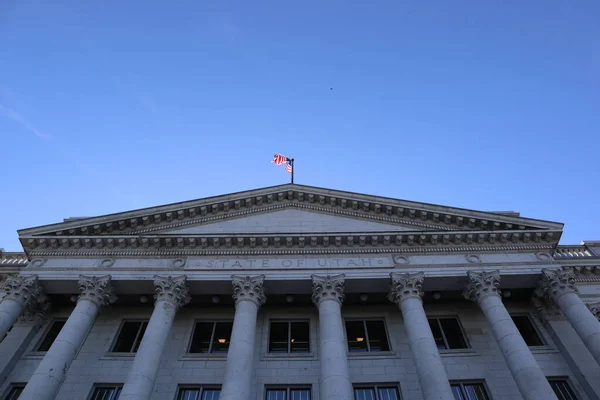 Una Toma Bajo Ángulo Del Edificio Del Capitolio Estatal Utah — Foto de Stock