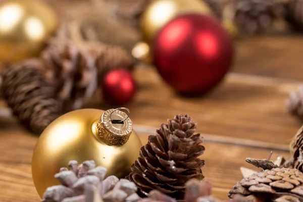 Uma Bola Natal Plástica Pinecone Decorações Uma Mesa Madeira — Fotografia de Stock