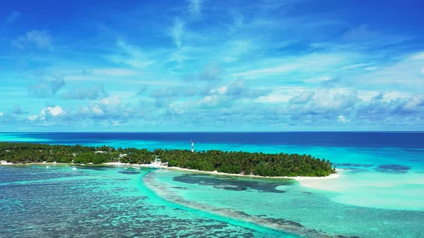 晴れた日に透明度の高い青い海の真ん中にある小さな緑の島 — ストック写真