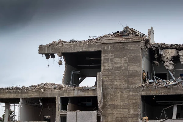 Een Oud Verwoest Gebouw Met Verpletterde Muren Een Blauwe Lucht — Stockfoto