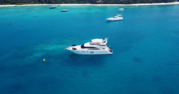 Una Hermosa Vista Barco Tranquilo Mar Azul Día Soleado — Foto de Stock