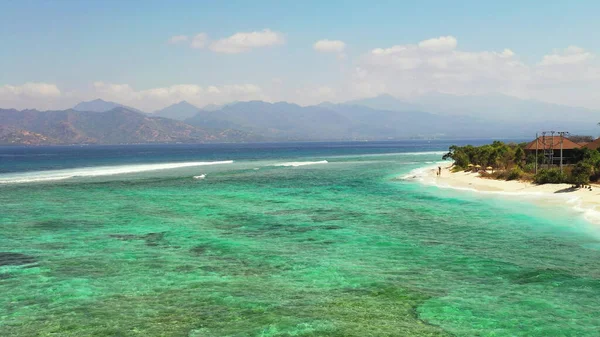 Una Hermosa Vista Mar Con Una Isla Día Soleado Asia — Foto de Stock