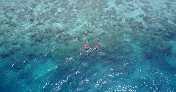 Вид Сверху Людей Плавающих Бирюзовой Воде Коралловым Рифом Мальдивах — стоковое фото