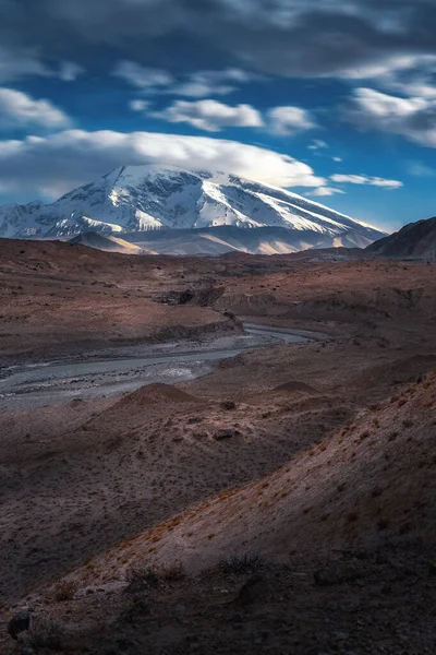 Dar Bir Derenin Dikey Görüntüsü Karlı Bir Dağın Arka Planındaki — Stok fotoğraf