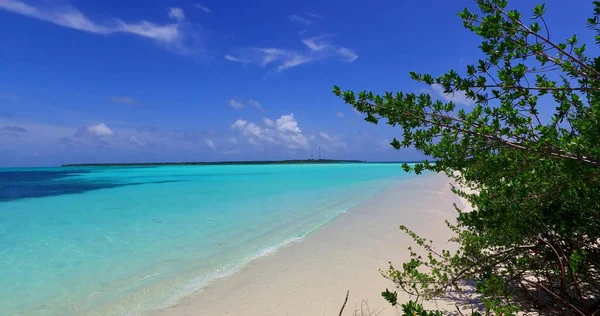 Malowniczy Widok Spokojny Błękitny Krajobraz Morski Piaszczystą Plażę Słoneczny Dzień — Zdjęcie stockowe