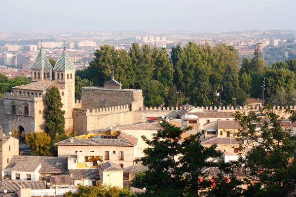 Uma Vista Distante Paisagem Urbana Antiga Dia Ensolarado Toledo Espanha — Fotografia de Stock