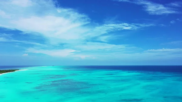 在阳光明媚的亚洲 蔚蓝平静的大海的美丽景色 — 图库照片