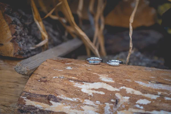 Closeup Shot Wedding Rings Piece Wood — Stock Photo, Image