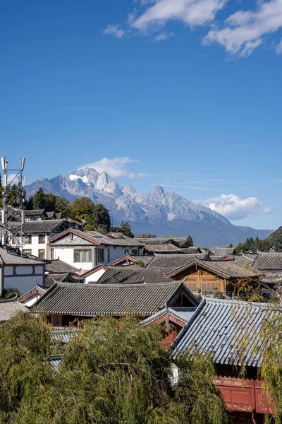 Eine Vertikale Aufnahme Von Häusern Mit Den Bergen Hintergrund — Stockfoto