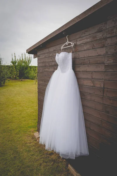 Vestido Novia Colgando Una Pared Madera Una Casa —  Fotos de Stock