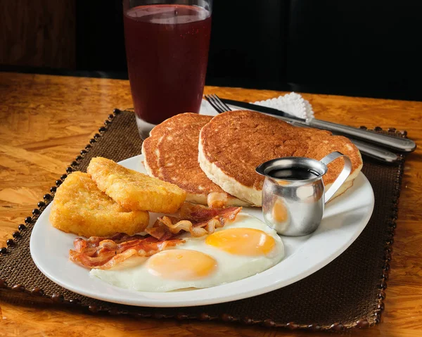 Closeup Shot American Breakfast Pancakes Eggs Bacon Hash Brown — Stock Photo, Image