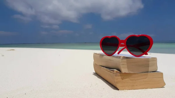 Primo Piano Occhiali Sole Sui Libri Spiaggia Una Giornata Sole — Foto Stock