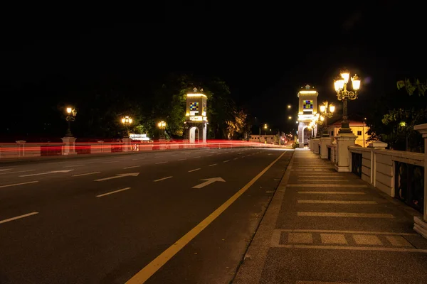 Die Lichtspuren Auf Der Straße Der Nacht — Stockfoto