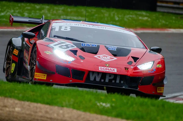 Tiro Ângulo Baixo Lamborghini Carro Vermelho Claro Durante Corrida Campeonato — Fotografia de Stock