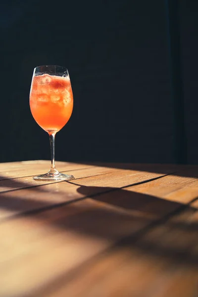 Een Verticaal Shot Van Een Zondag Brunch Perzik Cocktail Geïsoleerd — Stockfoto