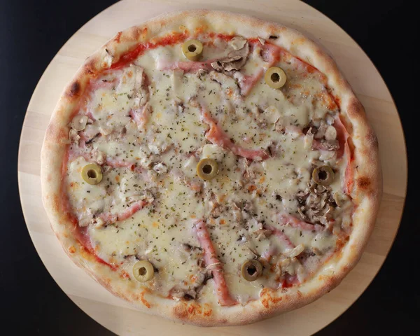 Una Vista Superior Una Pizza Con Mortadela Aceitunas Champiñones Coberturas — Foto de Stock