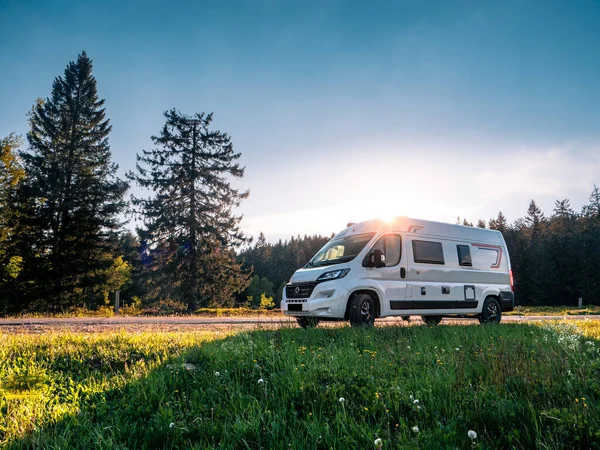 Campervan Czarnym Lesie Letni Poranek — Zdjęcie stockowe