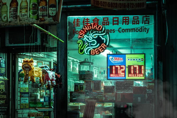 Neon Işıklı Bir Porselen Dükkânı Fotoğrafı — Stok fotoğraf