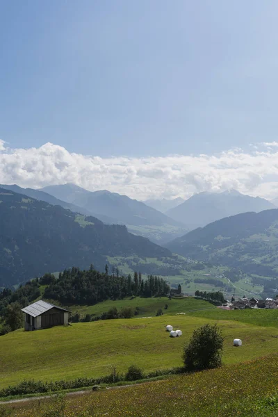 Vertikální Záběr Zamračené Modré Oblohy Nad Švýcarskem Falera Graubunden Grisons — Stock fotografie