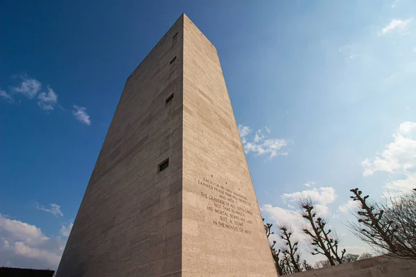 Amerikan Askeri Mezarlığındaki Bir Anıtın Alçak Açılı Görüntüsü — Stok fotoğraf