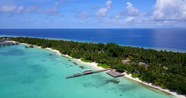 在印度尼西亚一个阳光明媚的日子里 一个宁静的蓝色海景和一个有着茂盛自然的岛屿的空中风景 — 图库照片