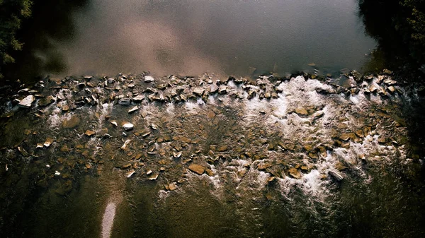 Πάνω Όψη Μονοπατιού Από Βότσαλο Και Πέτρες Ποτάμι Και Θάμνους — Φωτογραφία Αρχείου