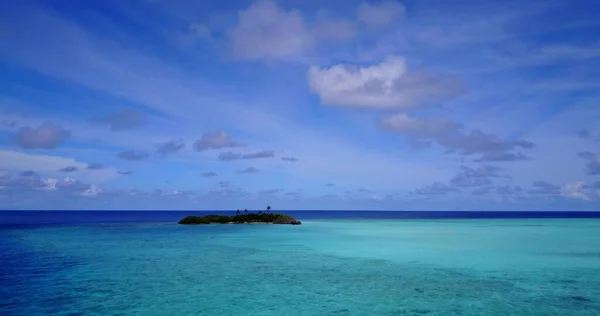 Uma Pequena Ilha Tropical Uma Distância Cercada Pela Água Azul — Fotografia de Stock
