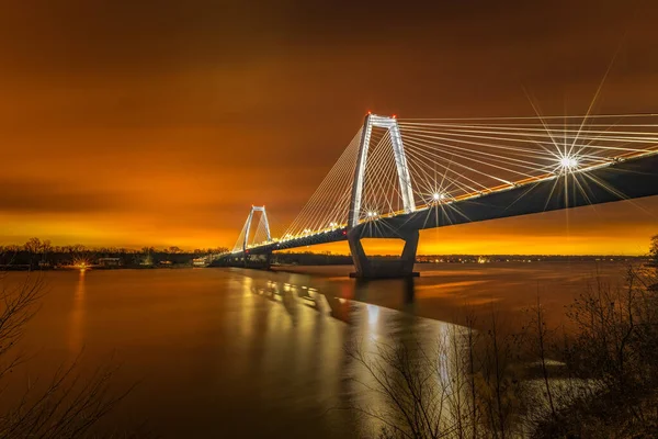 Eine Vertikale Aufnahme Einer Brücke Über Dem Wasser Bei Sonnenuntergang — Stockfoto