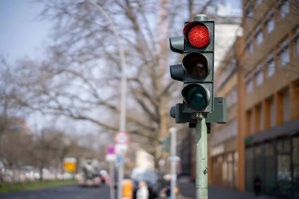 赤いランプが点いた街の信号機の写真 — ストック写真