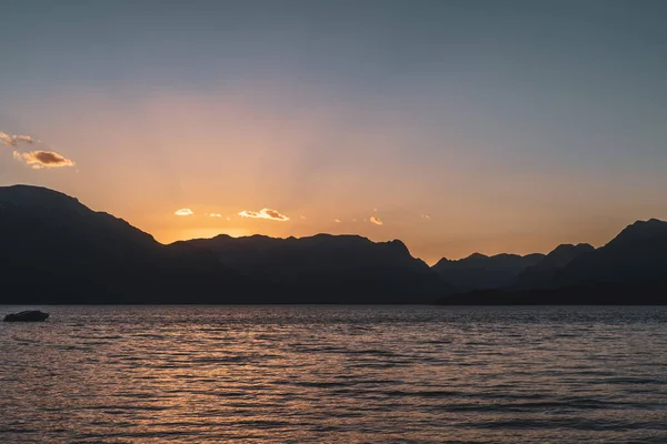 夕阳西下 群山环绕的平静的大海 美丽的景色 — 图库照片
