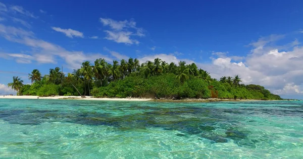 Uma Vista Panorâmica Uma Ilha Coberta Vegetação Contra Mar Azul — Fotografia de Stock