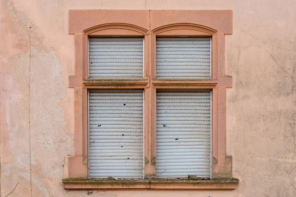 Edificio Piedra Con Ventanas Viejas — Foto de Stock