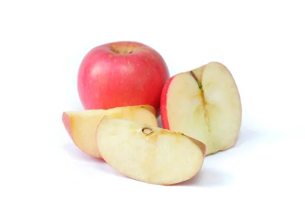 Detailní Záběr Nakrájených Jablek Izolovaných Bílém Pozadí — Stock fotografie