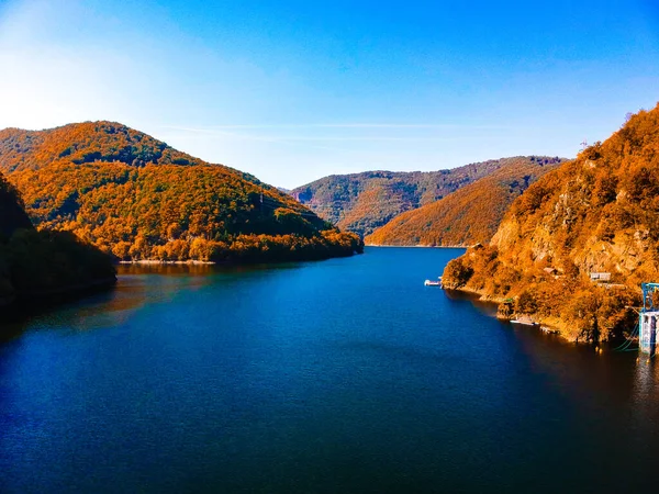 Une Vue Aérienne Rivière Qui Coule Entourée Par Les Montagnes — Photo